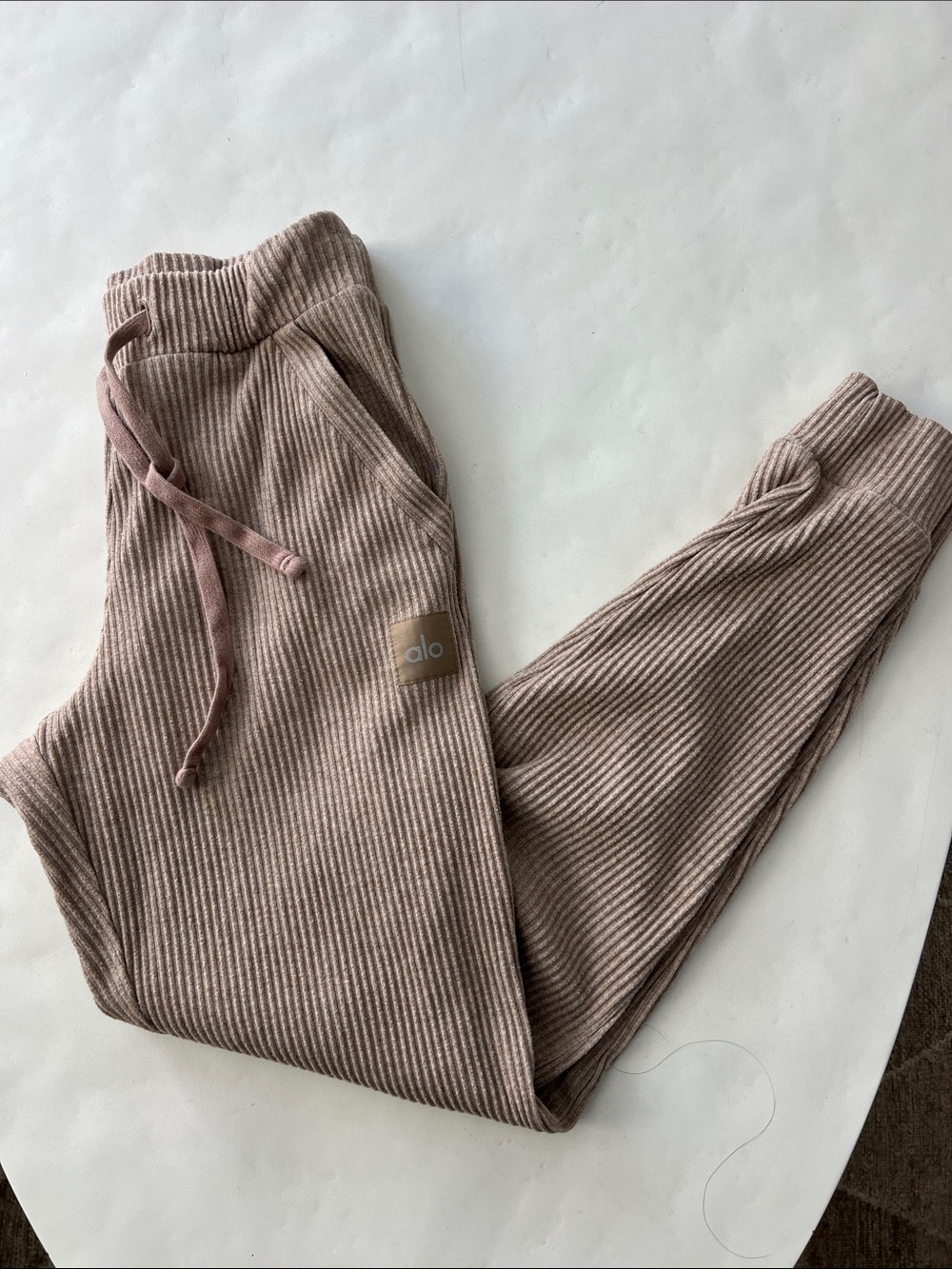 Alo Yoga Muse Sweatpant Joggers in Gravel Tan XS $118 - Picture 4 of 7